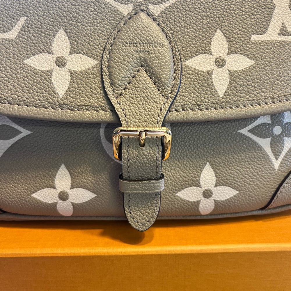 Louis Vuitton Diane beige/cream Monogram Shoulder Bag - Picture 8 of 10